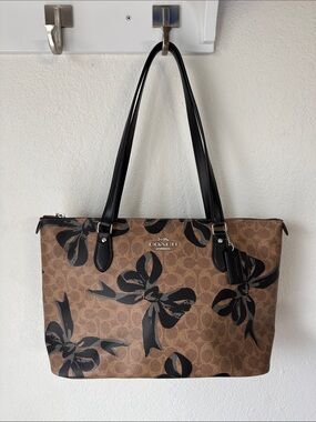Coach Gallery Bow Print Tote
